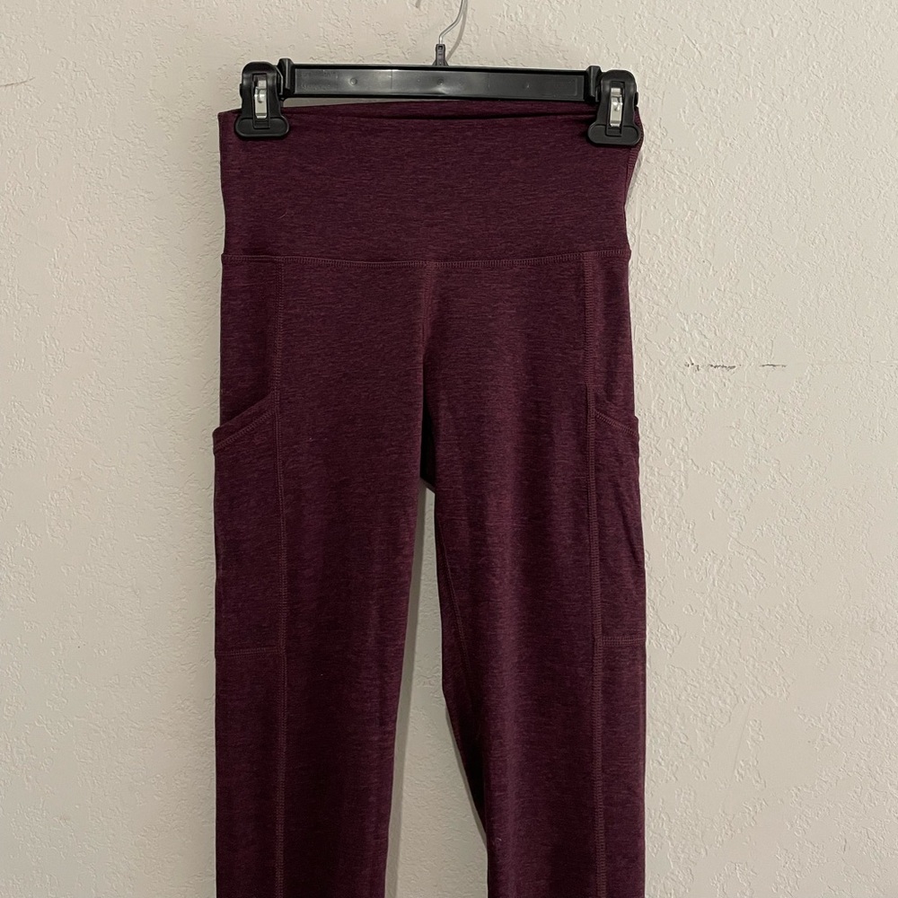Women's workout leggings with pockets on the sides, stretchy, wine-colored